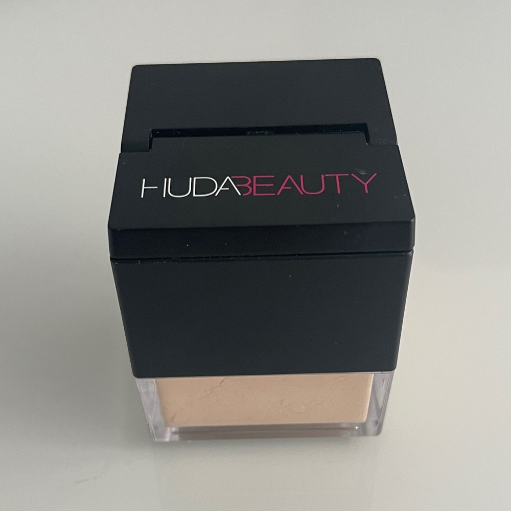 HUDA BEAUTY Banana Bread Mini Easy Bake Loose Baking & Setting Powder